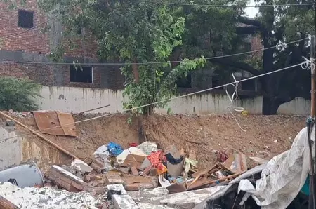 बारिश के बीच बिल्डिंग की दीवार गिरी, कई लोग घायल हुए बारिश के बीच बिल्डिंग की दीवार गिरी, कई लोग घायल हुए
