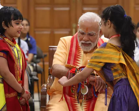 रक्षाबंधन के अवसर पर स्कूली छात्राओं ने प्रधानमंत्री मोदी को बांधी राखी रक्षाबंधन के अवसर पर स्कूली छात्राओं ने प्रधानमंत्री मोदी को बांधी राखी