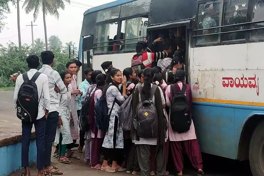 रबाकवि बनहट्टी: अतिरिक्त बसें चलाने की मांग रबाकवि बनहट्टी: अतिरिक्त बसें चलाने की मांग