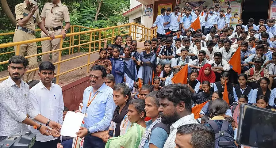 Vijayapura : एबीवीपी ने रसोई सहायकों के निलंबन की मांग की Vijayapura : एबीवीपी ने रसोई सहायकों के निलंबन की मांग की