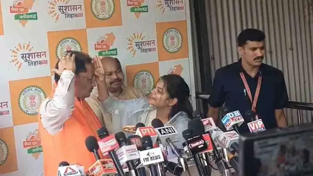 महिला पत्रकारों ने रायपुर में सीएम साय को बांधी राखी महिला पत्रकारों ने रायपुर में सीएम साय को बांधी राखी