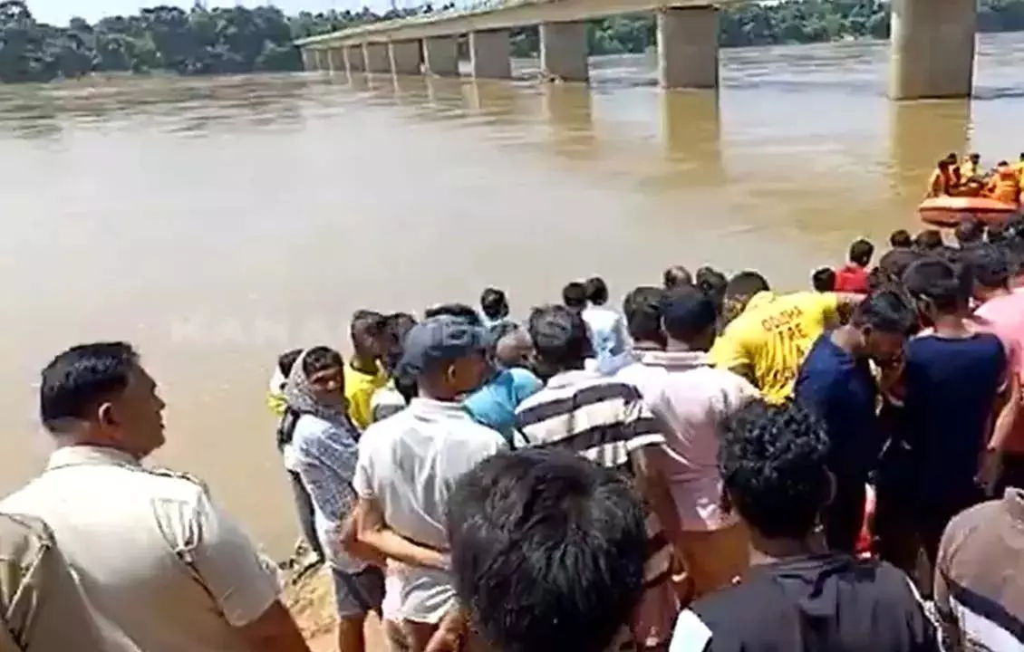 Odisha : बालासोर में सुवर्णरेखा नदी में दो बहनें बह गई Odisha : बालासोर में सुवर्णरेखा नदी में दो बहनें बह गई