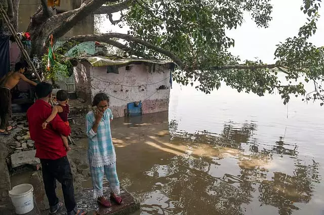 रात से भारी बारिश: आज नई दिल्ली में रेड अलर्ट रात से भारी बारिश: आज नई दिल्ली में रेड अलर्ट
