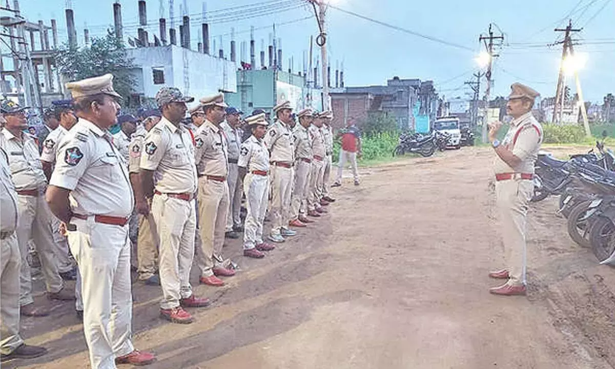 Andhra: निदादावोले में घेराबंदी और तलाशी अभियान चलाया गया Andhra: निदादावोले में घेराबंदी और तलाशी अभियान चलाया गया