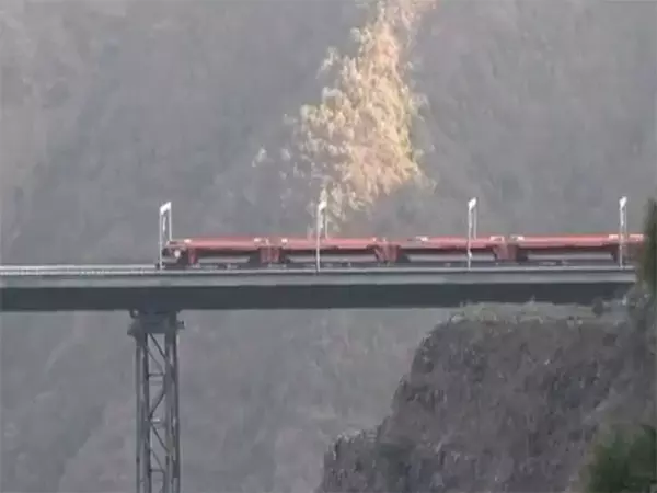 पहली मालगाड़ी अनंतनाग पहुंची, USBRL के बनिहाल-कटरा खंड की ऐतिहासिक शुरुआत पहली मालगाड़ी अनंतनाग पहुंची, USBRL के बनिहाल-कटरा खंड की ऐतिहासिक शुरुआत