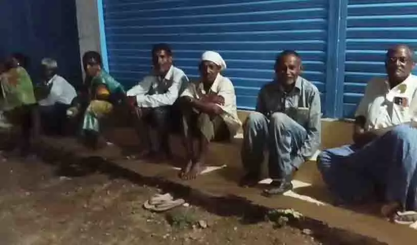 वेमुलावाड़ा MLA के पैतृक गांव में यूरिया के लिए रात तक इंतजार करने को मजबूर किसान वेमुलावाड़ा MLA के पैतृक गांव में यूरिया के लिए रात तक इंतजार करने को मजबूर किसान