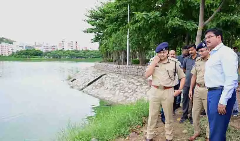 गाचीबोवली में बाढ़ से हुई तबाही के बाद Hydra प्रमुख एवी रंगनाथ ने मलकम चेरुवु का दौरा किया गाचीबोवली में बाढ़ से हुई तबाही के बाद Hydra प्रमुख एवी रंगनाथ ने मलकम चेरुवु का दौरा किया