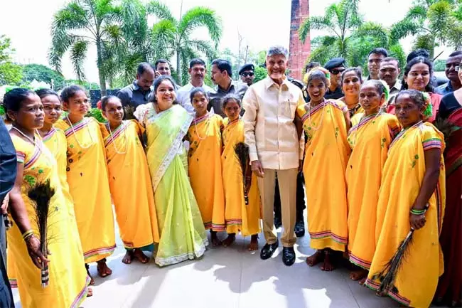 आदिवासियों के जीवन में रोशनी लाना लक्ष्य: CM Chandrababu आदिवासियों के जीवन में रोशनी लाना लक्ष्य: CM Chandrababu