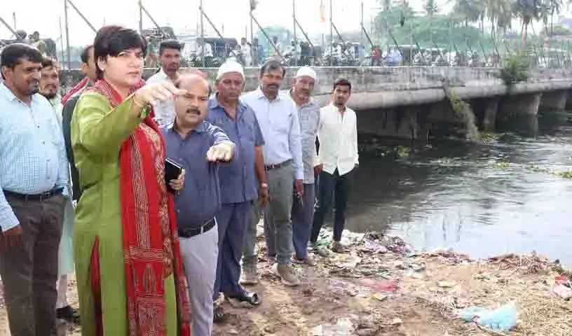 Hyderabad कलेक्टर ने बाढ़ की स्थिति का आकलन करने के लिए चदरघाट का दौरा किया Hyderabad कलेक्टर ने बाढ़ की स्थिति का आकलन करने के लिए चदरघाट का दौरा किया