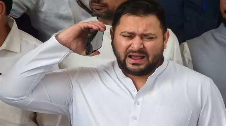 EC ने तेजस्वी को ‘फर्जी’ मतदाता पहचान पत्र जमा करने के लिए 16 अगस्त की समय सीमा तय की EC ने तेजस्वी को ‘फर्जी’ मतदाता पहचान पत्र जमा करने के लिए 16 अगस्त की समय सीमा तय की