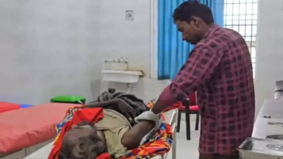 बारगढ़ अस्पताल पर आरोप, दुर्घटना पीड़ितों को कार्डबोर्ड स्प्लिंट से इलाज बारगढ़ अस्पताल पर आरोप, दुर्घटना पीड़ितों को कार्डबोर्ड स्प्लिंट से इलाज