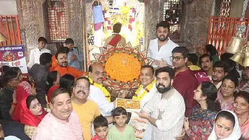 रक्षाबंधन पर इंदौर में खजराना गणेश की मूर्ति को चढ़ाई गई दुनिया की सबसे बड़ी फूलों वाली राखी रक्षाबंधन पर इंदौर में खजराना गणेश की मूर्ति को चढ़ाई गई दुनिया की सबसे बड़ी फूलों वाली राखी