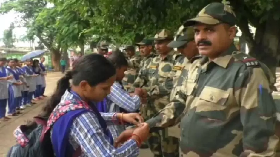 ओडिशा में रक्षा बंधन पर कॉलेज छात्राओं ने बीएसएफ जवानों को राखी बांधी ओडिशा में रक्षा बंधन पर कॉलेज छात्राओं ने बीएसएफ जवानों को राखी बांधी