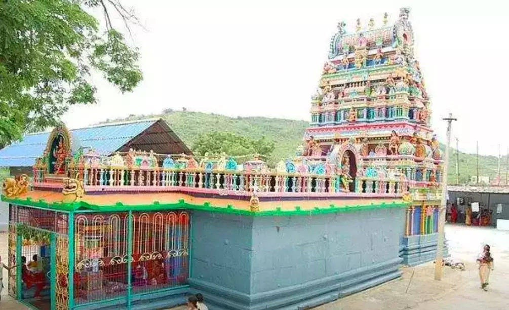 Andhra: श्रावण शुक्रवरम के लिए श्री बाला त्रिपुर सुंदरी देवी को चूड़ियों का प्रसाद चढ़ाएं Andhra: श्रावण शुक्रवरम के लिए श्री बाला त्रिपुर सुंदरी देवी को चूड़ियों का प्रसाद चढ़ाएं