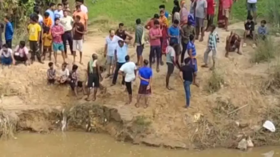 बालासोर में दो नाबालिग कांवरिया बहनें सुवर्णरेखा नदी में डूब गईं बालासोर में दो नाबालिग कांवरिया बहनें सुवर्णरेखा नदी में डूब गईं