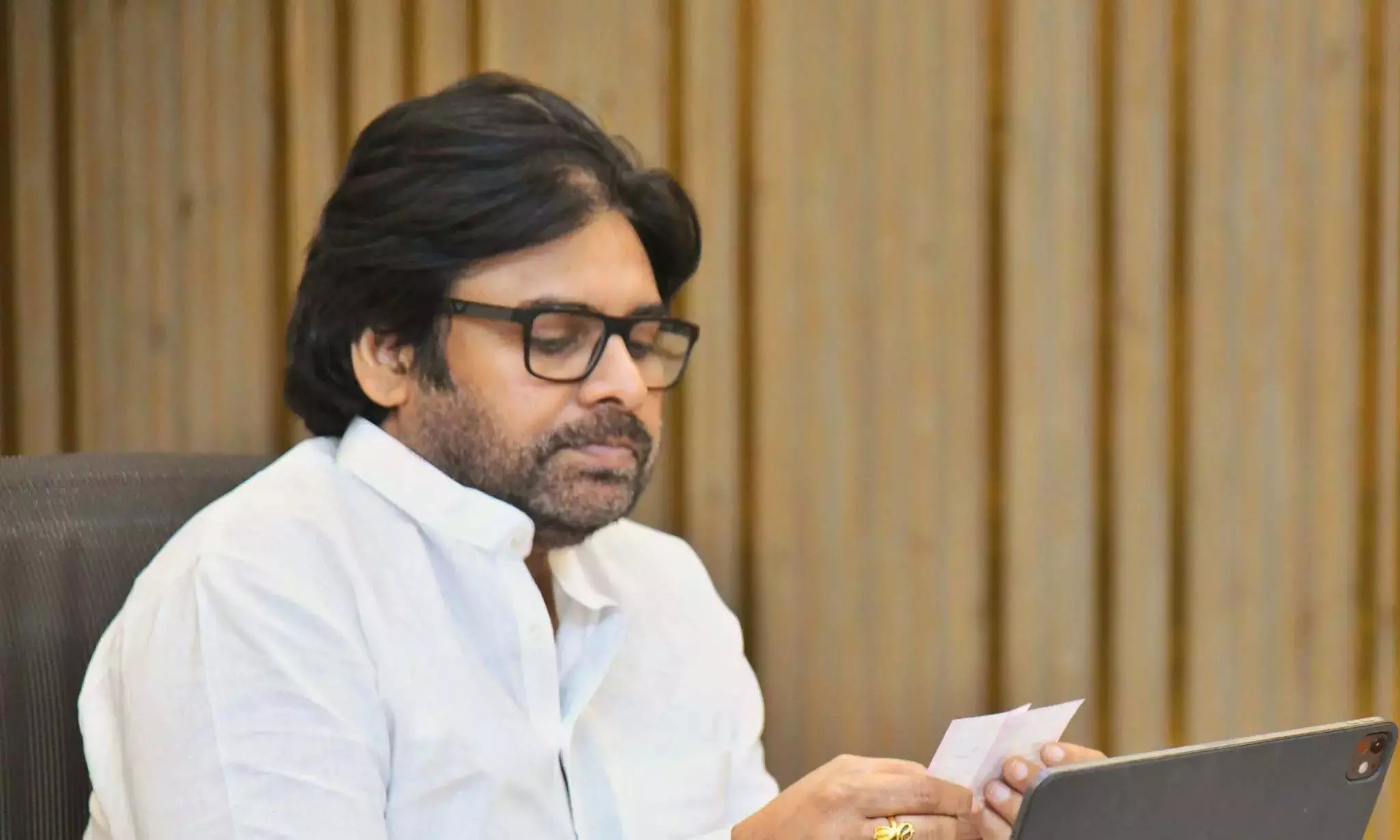 Pawan ने पिथापुरम में अनाथ बच्चों को नकद सहायता प्रदान की Pawan ने पिथापुरम में अनाथ बच्चों को नकद सहायता प्रदान की