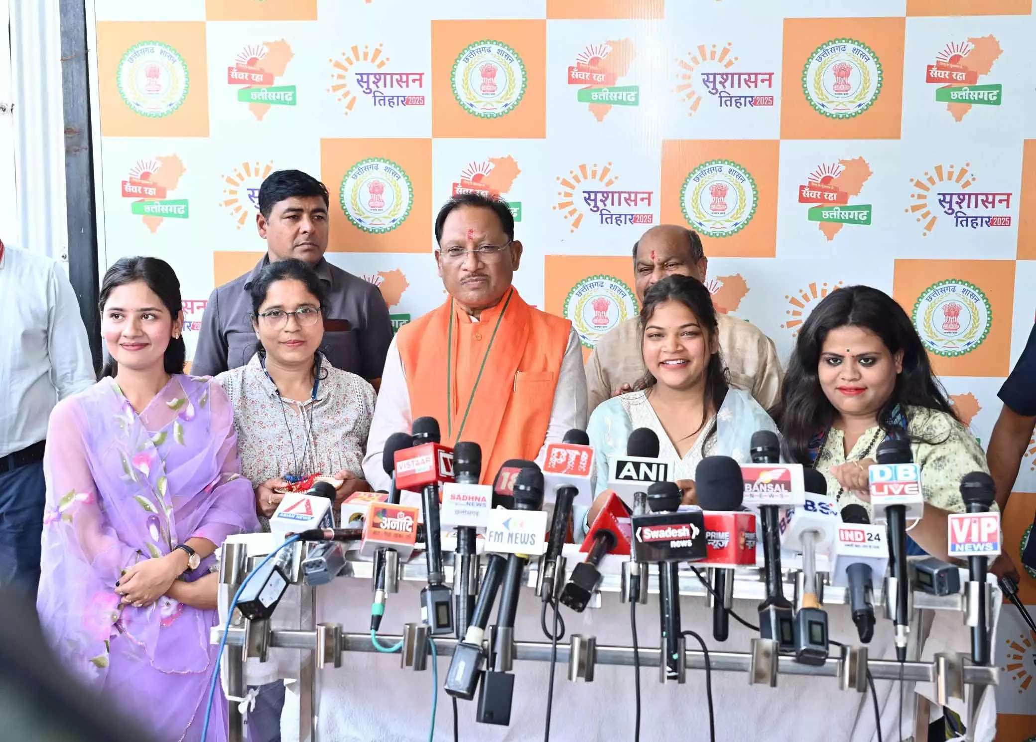 पत्रकार बहनों ने मुख्यमंत्री साय की कलाई पर बांधी राखी पत्रकार बहनों ने मुख्यमंत्री साय की कलाई पर बांधी राखी