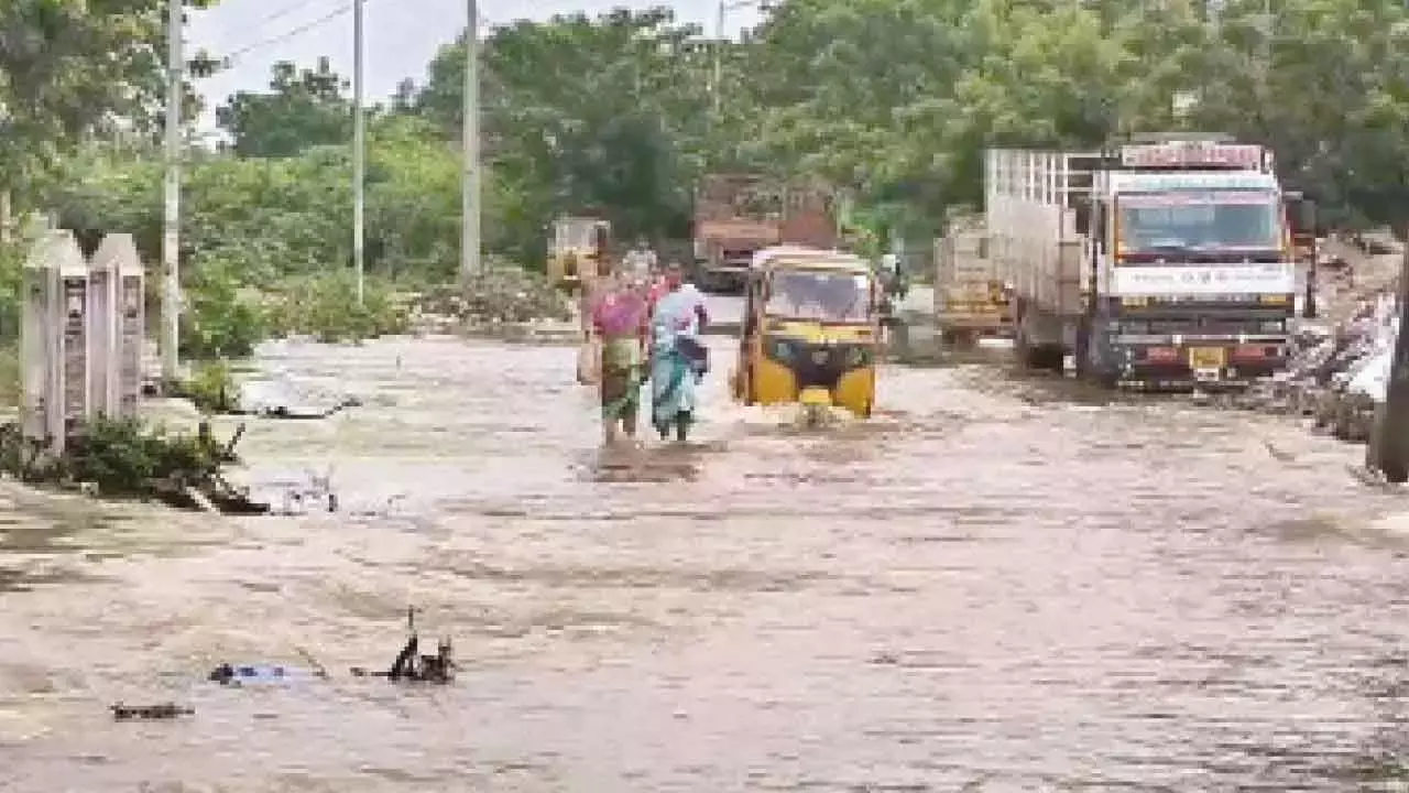 Telangana: भारी बारिश से बाढ़ आई Telangana: भारी बारिश से बाढ़ आई