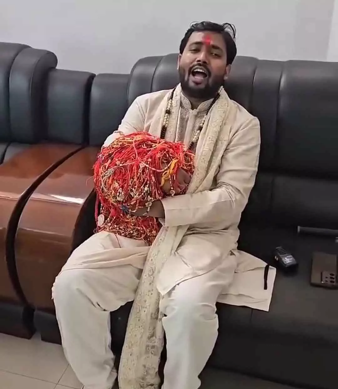 खान सर के हाथ में 15 हजार राखियां बांधी बहनों ने, वीडियो खान सर के हाथ में 15 हजार राखियां बांधी बहनों ने, वीडियो
