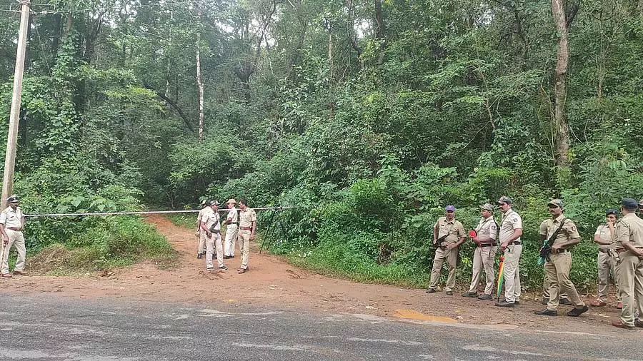 धर्मस्थल सामूहिक दफ़नाने का मामला: SIT ने नए स्थान पर तलाशी ली धर्मस्थल सामूहिक दफ़नाने का मामला: SIT ने नए स्थान पर तलाशी ली