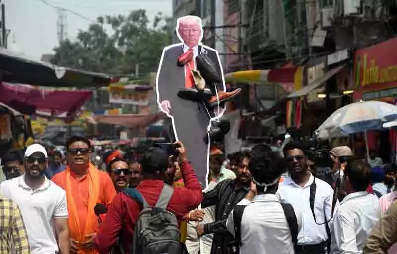 Shiv Sena कार्यकर्ताओं ने ट्रंप का पुतला जलाया Shiv Sena कार्यकर्ताओं ने ट्रंप का पुतला जलाया