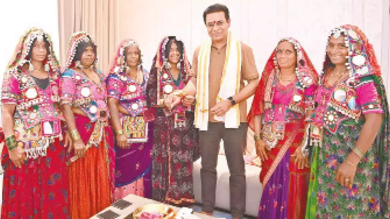 Telangana: लागाचरला की आदिवासी महिलाओं ने केटीआर को राखी बांधी Telangana: लागाचरला की आदिवासी महिलाओं ने केटीआर को राखी बांधी