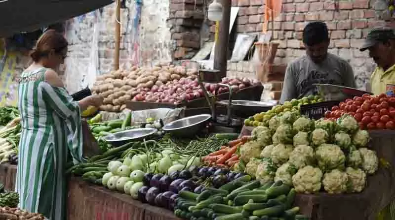 सड़कें बंद होने से शहर को Himachal से केवल 20 प्रतिशत सब्जी की आपूर्ति हो रही सड़कें बंद होने से शहर को Himachal से केवल 20 प्रतिशत सब्जी की आपूर्ति हो रही