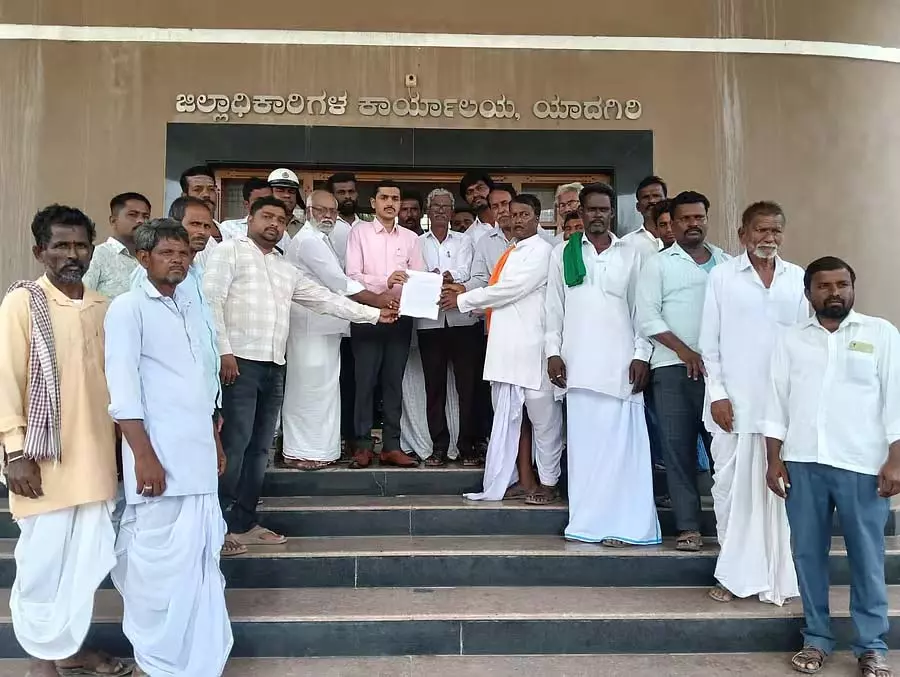 Yadgir : किसानों ने अपने खेतों तक सड़क निर्माण की मांग की Yadgir : किसानों ने अपने खेतों तक सड़क निर्माण की मांग की