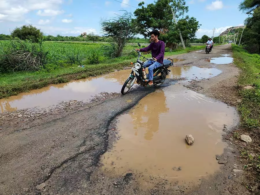 Koppal: केन्द्रीय विद्यालय जाने वाली सड़क जर्जर अवस्था में है Koppal: केन्द्रीय विद्यालय जाने वाली सड़क जर्जर अवस्था में है
