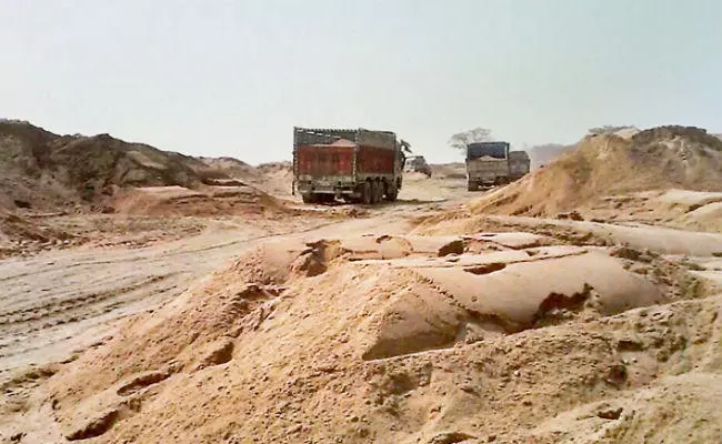 Ranchi: बालू का अवैध खनन करने वालों और थाना प्रभारी के बीच है मिलीभगत Ranchi: बालू का अवैध खनन करने वालों और थाना प्रभारी के बीच है मिलीभगत