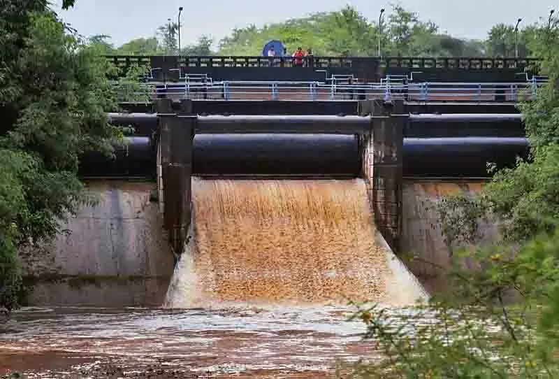56 घंटे बाद Sukhna जलद्वार फिर से खोला गया, जलस्तर खतरे के निशान पर पहुंचा 56 घंटे बाद Sukhna जलद्वार फिर से खोला गया, जलस्तर खतरे के निशान पर पहुंचा