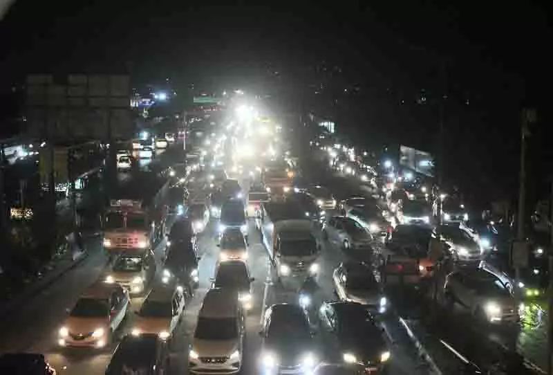 मूसलाधार बारिश और त्योहारी भीड़ से Mohali में जाम मूसलाधार बारिश और त्योहारी भीड़ से Mohali में जाम