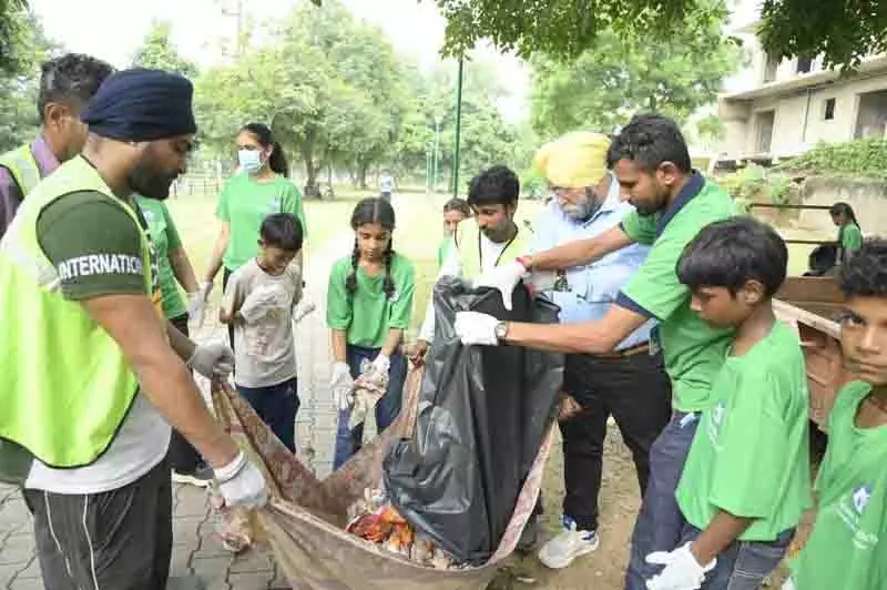Chandigarh: हरित पट्टी में सफाई अभियान Chandigarh: हरित पट्टी में सफाई अभियान