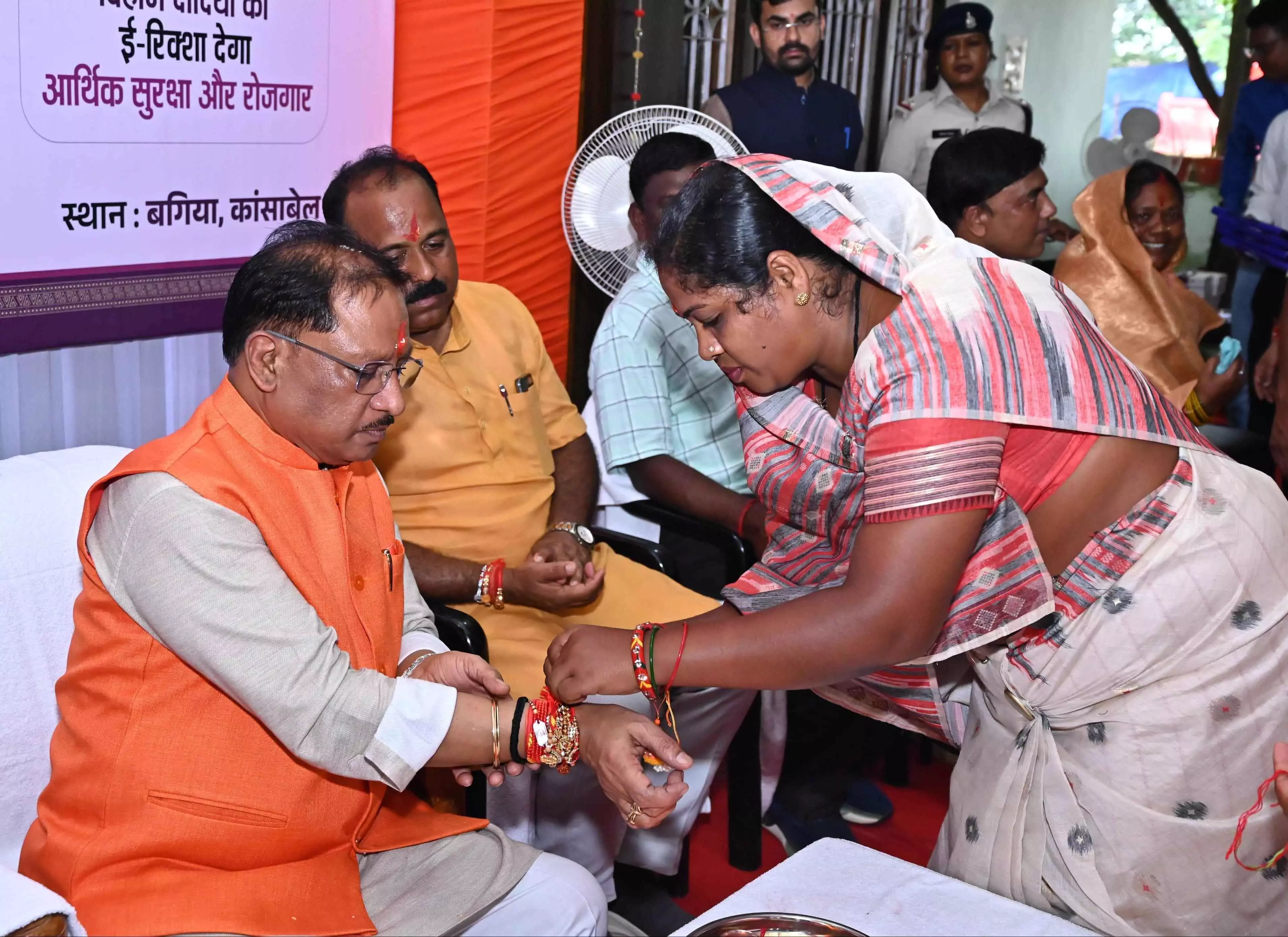 CM साय को जशपुर की बहनों ने बांधी राखी CM साय को जशपुर की बहनों ने बांधी राखी