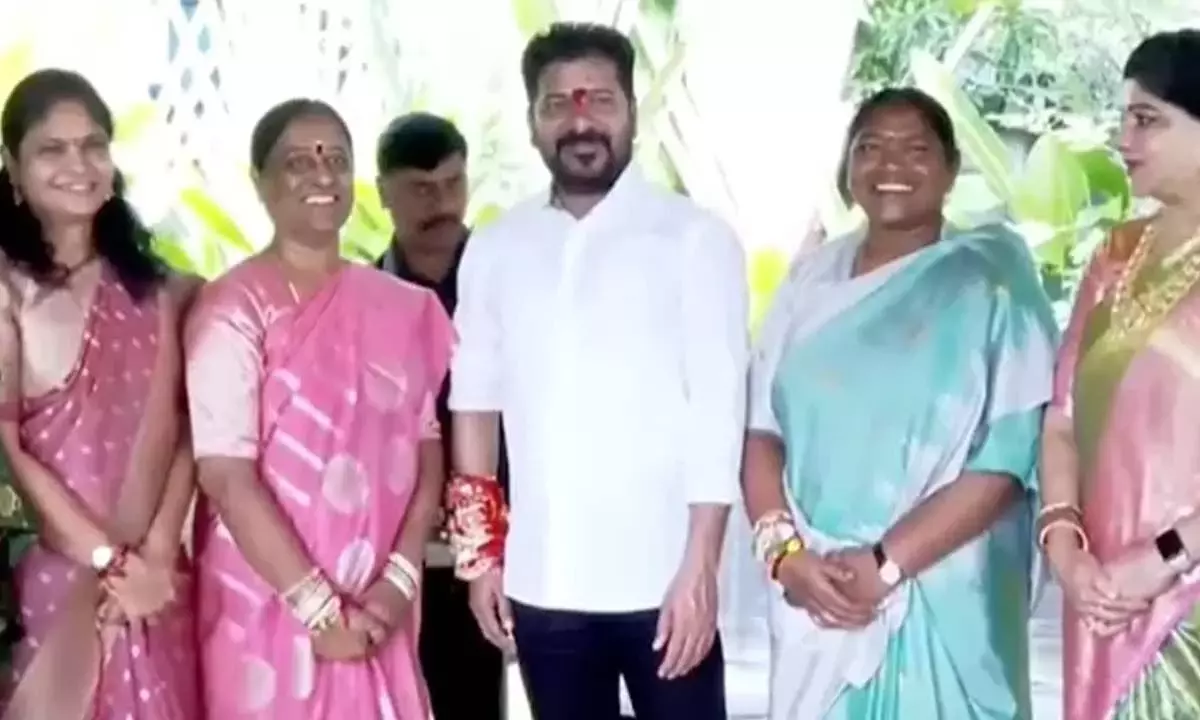 Telangana: रक्षा बंधन पर्व पर कांग्रेस महिला नेताओं ने सीएम रेवंत रेड्डी को बांधी राखी Telangana: रक्षा बंधन पर्व पर कांग्रेस महिला नेताओं ने सीएम रेवंत रेड्डी को बांधी राखी