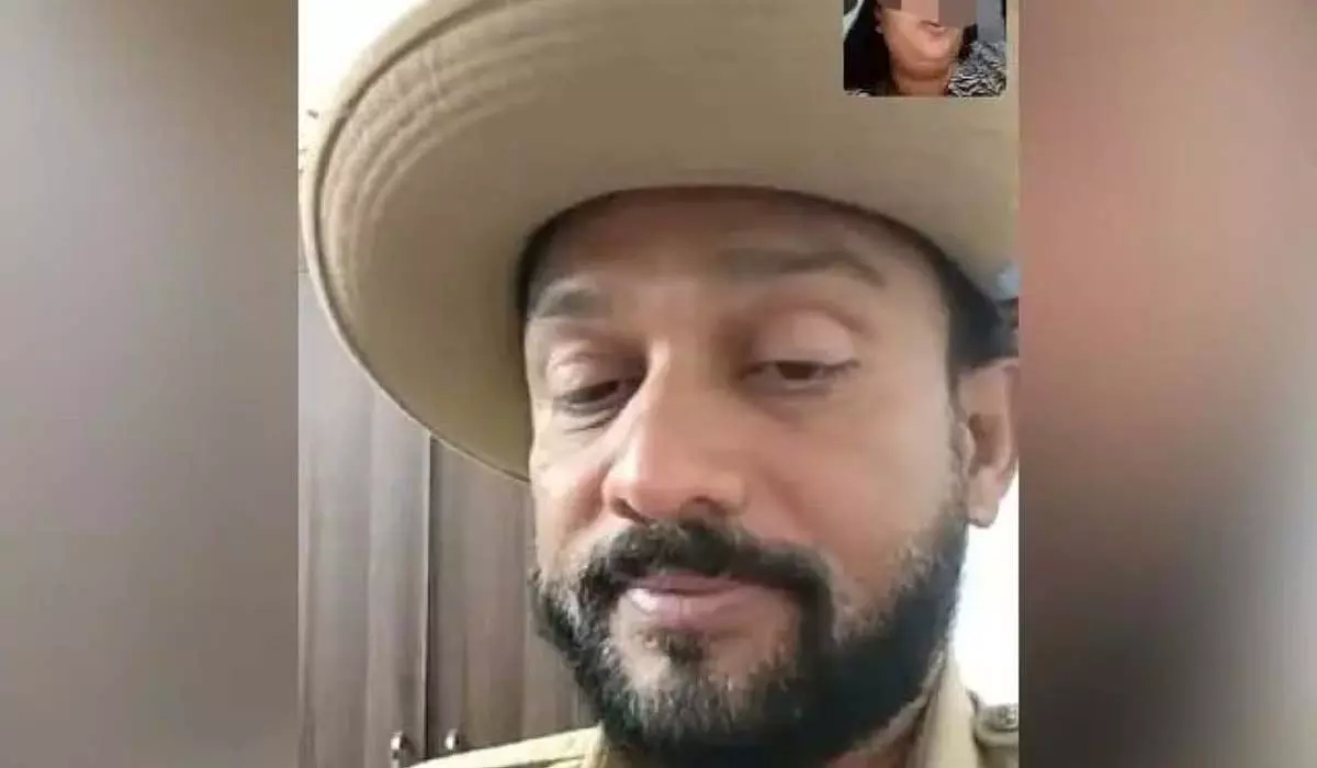 पुलिस वर्दी पहनकर पत्नी से वीडियो कॉल करने वाला चोर निलंबित पुलिस वर्दी पहनकर पत्नी से वीडियो कॉल करने वाला चोर निलंबित
