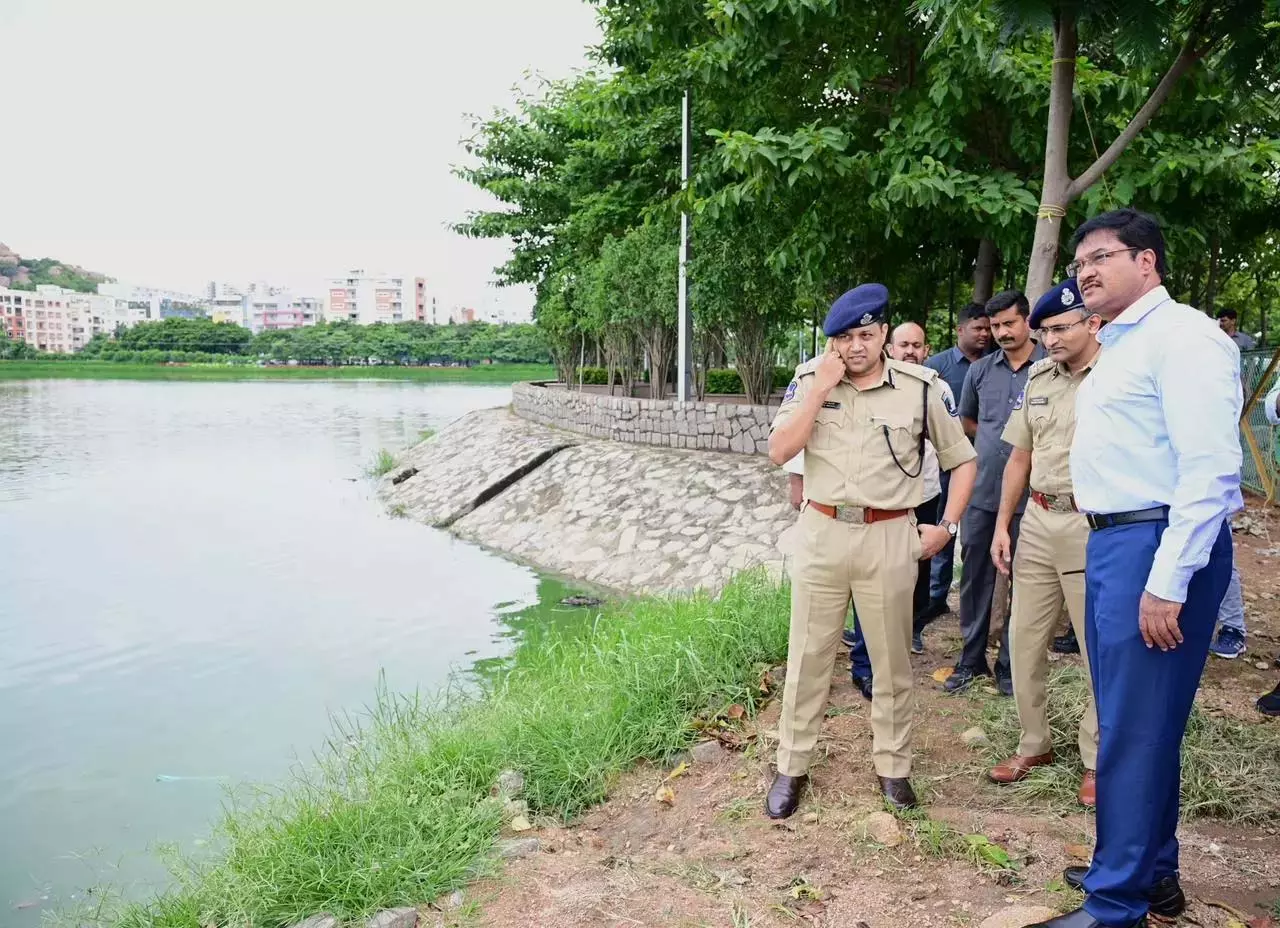 Telangana: शैकपेट के मलकम चेरुवु में भारी बारिश के बाद बाढ़ आ गई Telangana: शैकपेट के मलकम चेरुवु में भारी बारिश के बाद बाढ़ आ गई