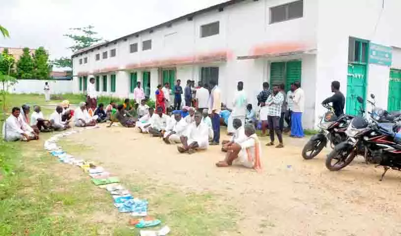 Saidapur में यूरिया के लिए कतार में जगह बनाए रखने के लिए किसान चप्पलें लेकर खड़े हुए Saidapur में यूरिया के लिए कतार में जगह बनाए रखने के लिए किसान चप्पलें लेकर खड़े हुए