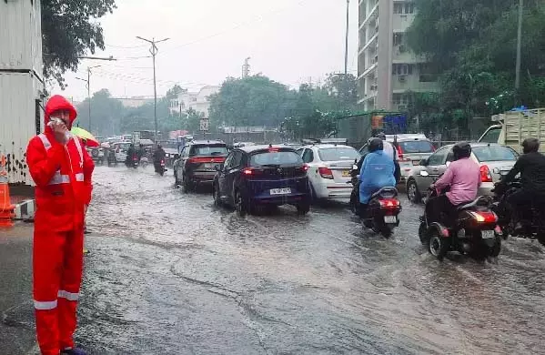 Hyderabad की मदद के लिए पुलिस ने बाढ़ का सामना किया Hyderabad की मदद के लिए पुलिस ने बाढ़ का सामना किया