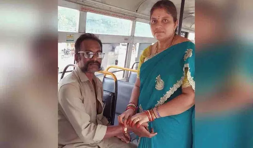 बहन ने बस में आरटीसी ड्राइवर को राखी बांधी बहन ने बस में आरटीसी ड्राइवर को राखी बांधी