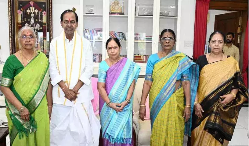 बहनों ने केसीआर को राखी बांधी बहनों ने केसीआर को राखी बांधी