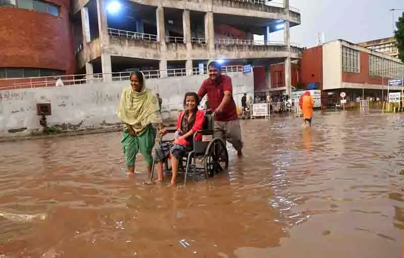 Chandigarh में पीक आवर्स के दौरान बारिश से यातायात बाधित Chandigarh में पीक आवर्स के दौरान बारिश से यातायात बाधित