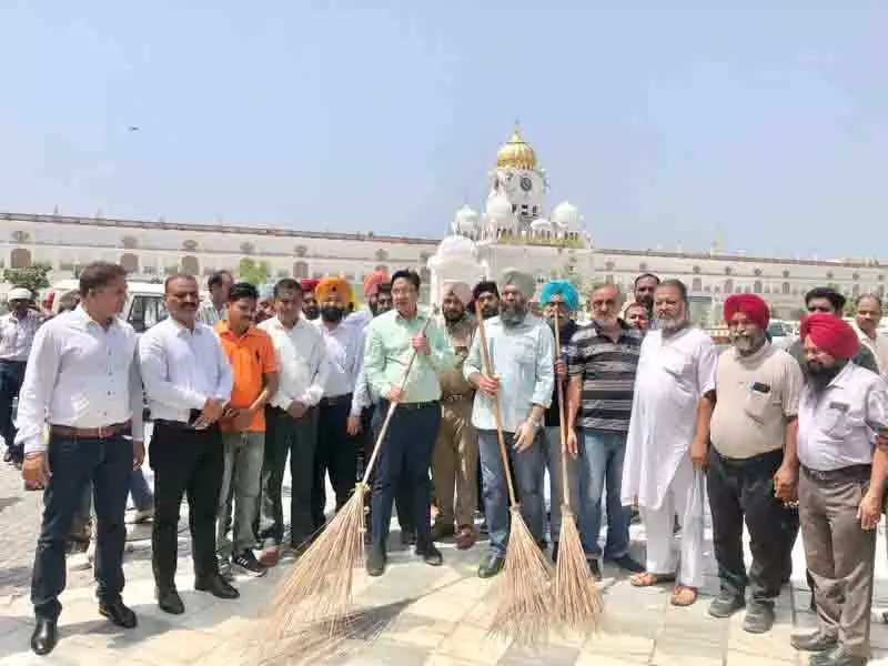 स्वच्छता अभियान आखिरकार Darbar Sahib तक पहुंचा स्वच्छता अभियान आखिरकार Darbar Sahib तक पहुंचा