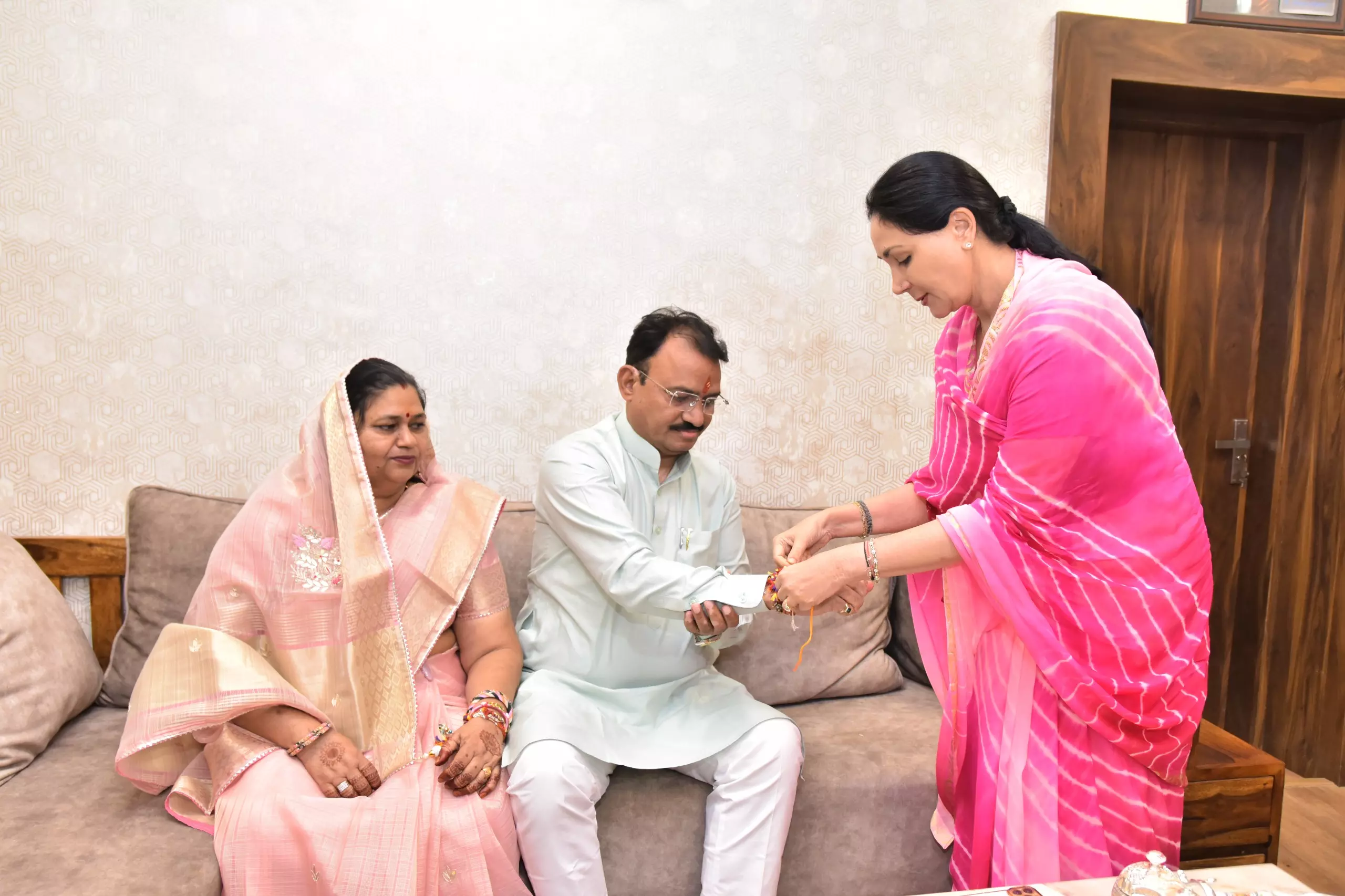 Jaipur: रक्षाबंधन पर दिया कुमारी ने डॉ. प्रेमचंद बैरवा को बांधी राखी Jaipur: रक्षाबंधन पर दिया कुमारी ने डॉ. प्रेमचंद बैरवा को बांधी राखी