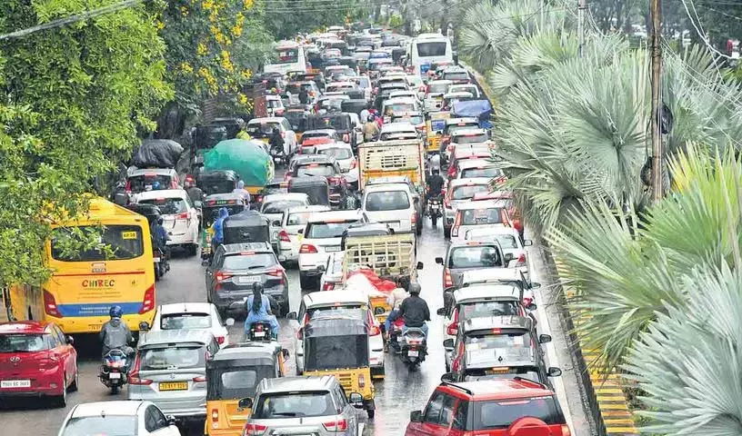 हैदराबाद की सड़कें जाम में.. यात्रियों के लिए नारकीय यात्रा हैदराबाद की सड़कें जाम में.. यात्रियों के लिए नारकीय यात्रा