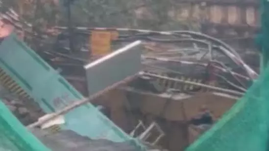 दिल्ली फ्लाईओवर के पास भारी बारिश में मेट्रो दीवार गिरने से सड़क ढही दिल्ली फ्लाईओवर के पास भारी बारिश में मेट्रो दीवार गिरने से सड़क ढही