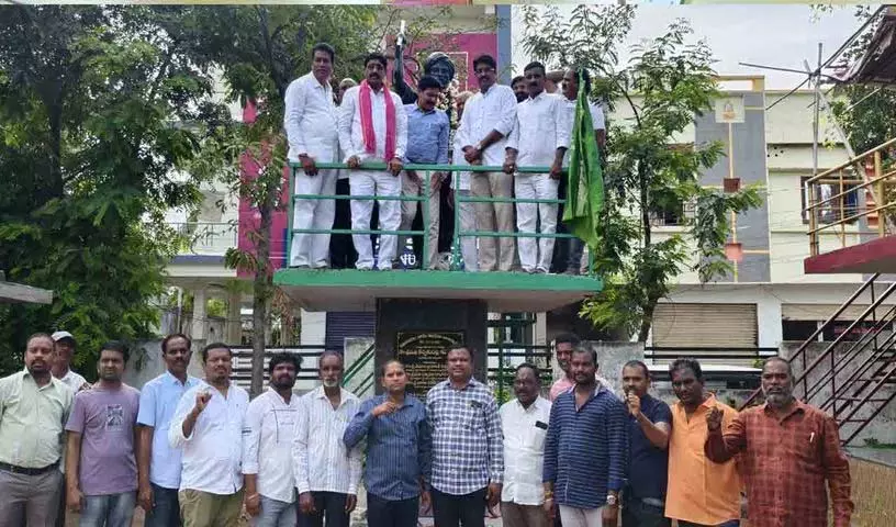 आदिवासी दिवस.. कोमुराम भीम की प्रतिमा पर श्रद्धांजलि अर्पित आदिवासी दिवस.. कोमुराम भीम की प्रतिमा पर श्रद्धांजलि अर्पित