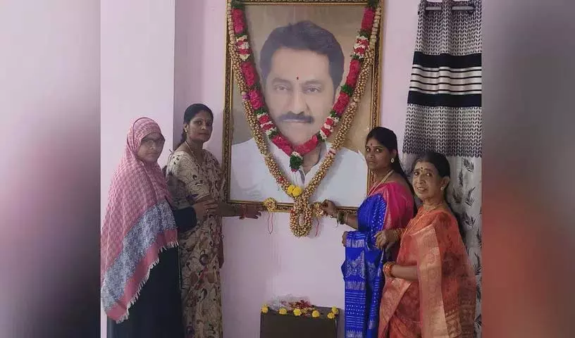 दिवंगत विधायक मागंती की फोटो को राखी दिवंगत विधायक मागंती की फोटो को राखी