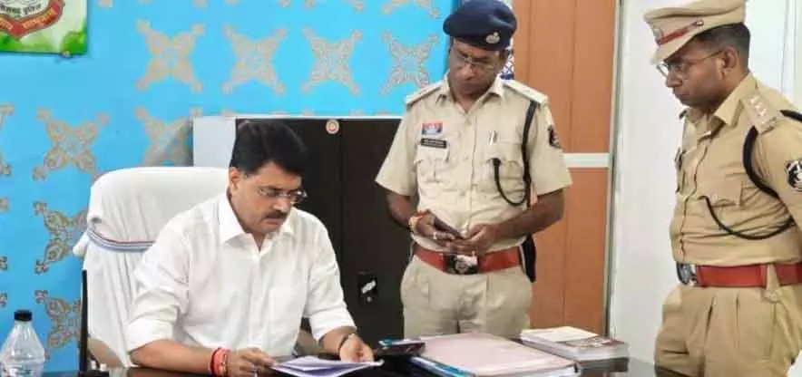 थाने की लापरवाही से हत्या, TI लाइन अटैच, ASI निलंबित, SSP ने दी सख्त चेतावनी थाने की लापरवाही से हत्या, TI लाइन अटैच, ASI निलंबित, SSP ने दी सख्त चेतावनी