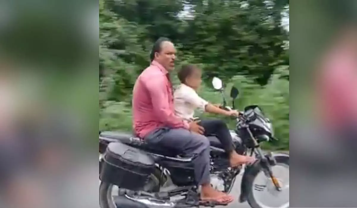 7 साल के बच्चे को बाइक चलाने के लिए दबाव, हरदोई में वीडियो आया सामने 7 साल के बच्चे को बाइक चलाने के लिए दबाव, हरदोई में वीडियो आया सामने